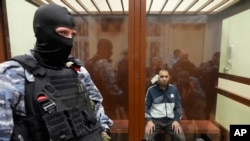 Un sospechoso del ataque a la sala de conciertos Crocus City Hall permanece en un ambiente cerrado en el Tribunal de Distrito de Basmanny en Moscú, Rusia, el domingo 24 de marzo de 2024.