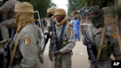 Dalam foto tertanggal 28 Jan 2013 ini tampak tentara Chad berpatroli di Mali utara. 
