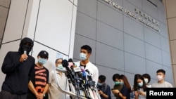 部份被拘留中國深圳的12名港人家屬在香港警察總部外對媒體講話。(2020年9月20日)