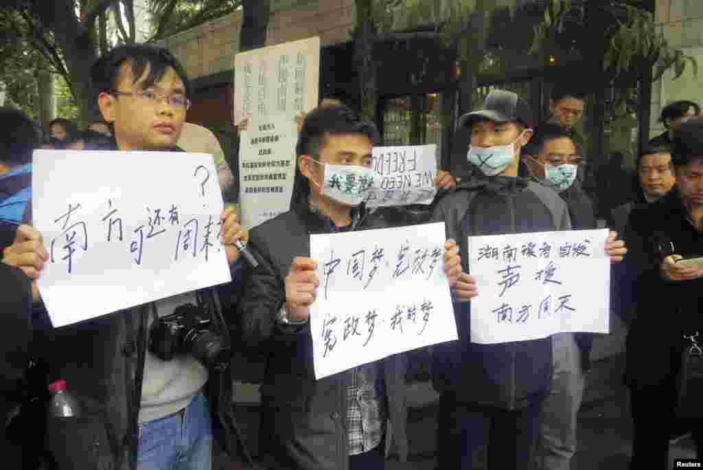 2013年1月8日,示威者在广州市《南方周末》总部外举着标语牌抗议 。
