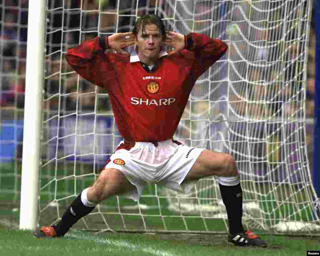 David Beckham saat masih bergabung dengan Manchester United setelah mencetak gol pembuka dalam pertandingan melawan Chelsea di Stamford Bridge, 4 Januari 1998.