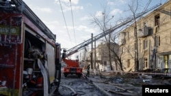 Seorang penyelamat bekerja di lokasi serangan drone Rusia, di tengah serangan Rusia terhadap Ukraina, di Kharkiv, Ukraina, 4 April 2024. (Foto: REUTERS/Yevhen Titov)