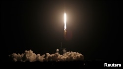Un cohete Falcon 9 de SpaceX con una cápsula Crew Dragon asciende después de ser lanzado por la NASA con cuatro astronautas desde el Centro Espacial Kennedy en Cabo Cañaveral, Florida, el 23 de abril de 2021.