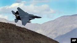 미 공군 F-15E 전투기가 캘리포니아주 데스밸리 국립공원에서 저공비행하고 있다. (자료사진)
