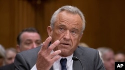FILE - Robert F. Kennedy Jr., calon menteri kesehatan dan layanan masyarakat yang ditunjuk Presiden Amerika Serikat Donald Trump, memberikan kesaksian di sidang komite Senat, 30 Januari 2025, di Washington. Senat mengukuhkan Kennedy untuk jabatan tersebut, 13 Februari 2025. 