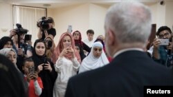 លោក Jeremy Corbyn មេដឹកនាំ​គណបក្ស​ការងារ​ដែល​ជា​គណបក្ស​ប្រឆាំង​នៅ​អង់គ្លេស ជួប​ជាមួយ​នឹង​អ្នក​នៅ​មូលដ្ឋាន​ក្នុង​ព្រះវិហារ Finsbury Park ក្នុង​ក្រុង​ឡុងដ៍ កាលពី​ថ្ងៃទី១៩ ខែមិថុនា ឆ្នាំ២០១៧។