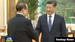 시진핑 중국 국가주석(오른쪽)이 1일 리수용 북한 노동당 중앙위원회 부위원장과 만난 소식을 중국 관영 CCTV가 보도한 화면이다. 
