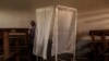 Un électeur vérifie son bulletin de vote dans un bureau de vote lors des élections présidentielles à Brazzaville le 20 mars 2016.
