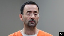 ARCHIVO: El médico Larry Nassar durante una aparición en corte en Michigan, EEUU, el 22 de noviembre de 2017.