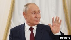 Presiden Rusia Vladimir Putin memberi isyarat saat konferensi pers setelah KTT Rusia-Afrika di Saint Petersburg, Rusia, 29 Juli 2023. (Foto: Sergei Bobylyov/TASS via REUTERS)