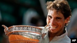 法國網球公開賽上，西班牙選手納達爾擊敗塞爾維亞選手德約科維奇，連續第五次奪冠。