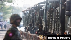 မြန်မာစစ်မော်တော်ယာဉ်တန်းတခု (ဓာတ်ပုံ- Reuters)
