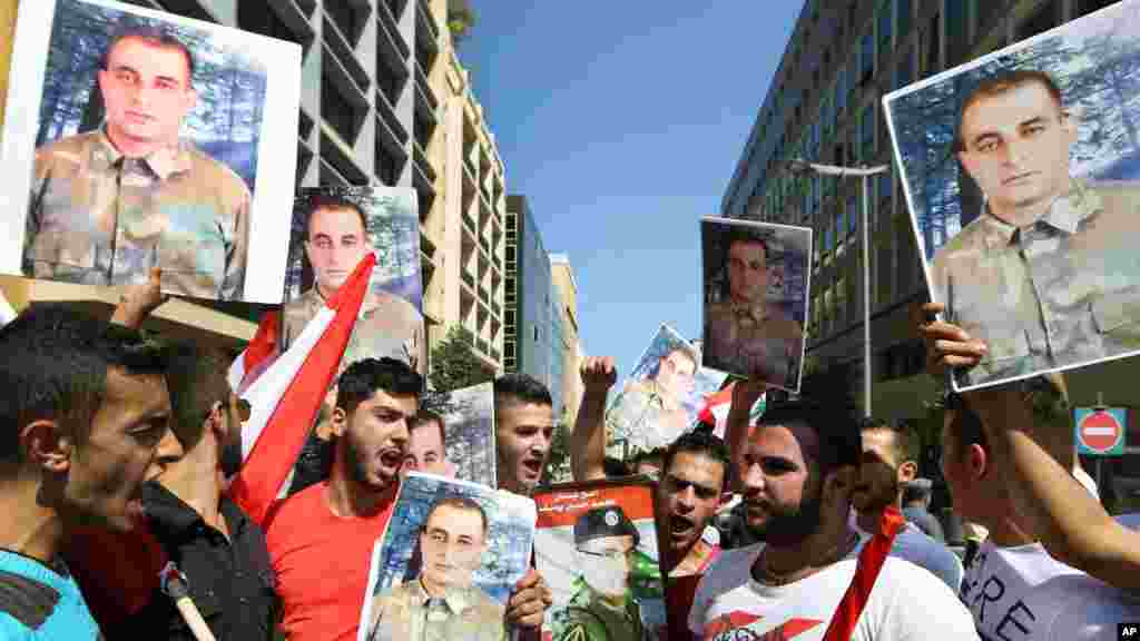 Les familles de Saif Thebian et Mohammed Hussein Yousuf qui ont été enlevé par les combattants de l’Etat Islamique et le Front Al-Nusra, brandissent leurs portraits lors d’une manifestation à Beirut, Liban. (Le 2 octobre 2014).