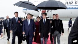 Presiden China X Jinping dan istrinya Peng Liyuan (tengah) disambut oleh Perdana Menteri Prancis Gabriel Attal saat Xi tiba di bandara Orly, di selatan Paris, Minggu 5 Mei 2024. Presiden Xi memulai kunjungan tiga hari di Eropa. (Foto: Stephane de Sakutin/Pool via AP)