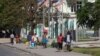 Los residentes huyen de sus hogares tras violentos enfrentamientos que dañaron las comunicaciones y provocaron una fuga de la prisión principal en Puerto Príncipe, Haití, el 3 de marzo de 2024. 