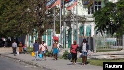Los residentes huyen de sus hogares tras violentos enfrentamientos que dañaron las comunicaciones y provocaron una fuga de la prisión principal en Puerto Príncipe, Haití, el 3 de marzo de 2024. 
