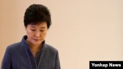 박근혜 한국 대통령은 6일 "탄핵소추 절차를 밟아 가결되더라도 헌법재판소 과정을 보면서 국가와 국민을 위해 차분하고 담담하게 갈 각오가 돼 있다"고 말했다. 사진은 지난달 열린 신임 정무직 임명장 수여식에서의 모습.