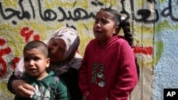 اعضای یک خانوادۀ فلسطینی ها که عضو خانوادۀ شان را در اثر فیر مرمی قوای اسرائیلی از دست داده اند