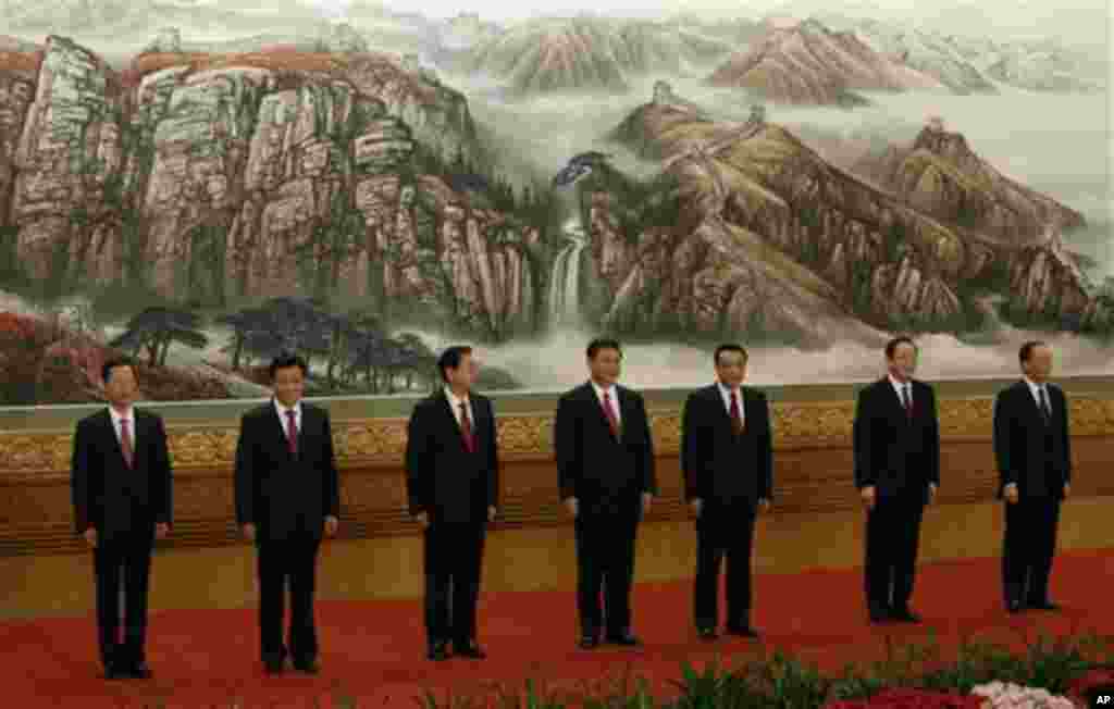 中共政治局七常委集体亮相。左起:张高丽,刘云山,张德江,习近平,李克强,俞正声,王岐山
