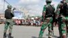 Tentara Indonesia siaga dalam aksi protes di Timika, provinsi Papua hari Rabu (21/8). 