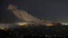 Columnas de humo se elevan en el sitio de un ataque aéreo israelí en Daniheh, Líbano, el 25 de octubre de 2024.