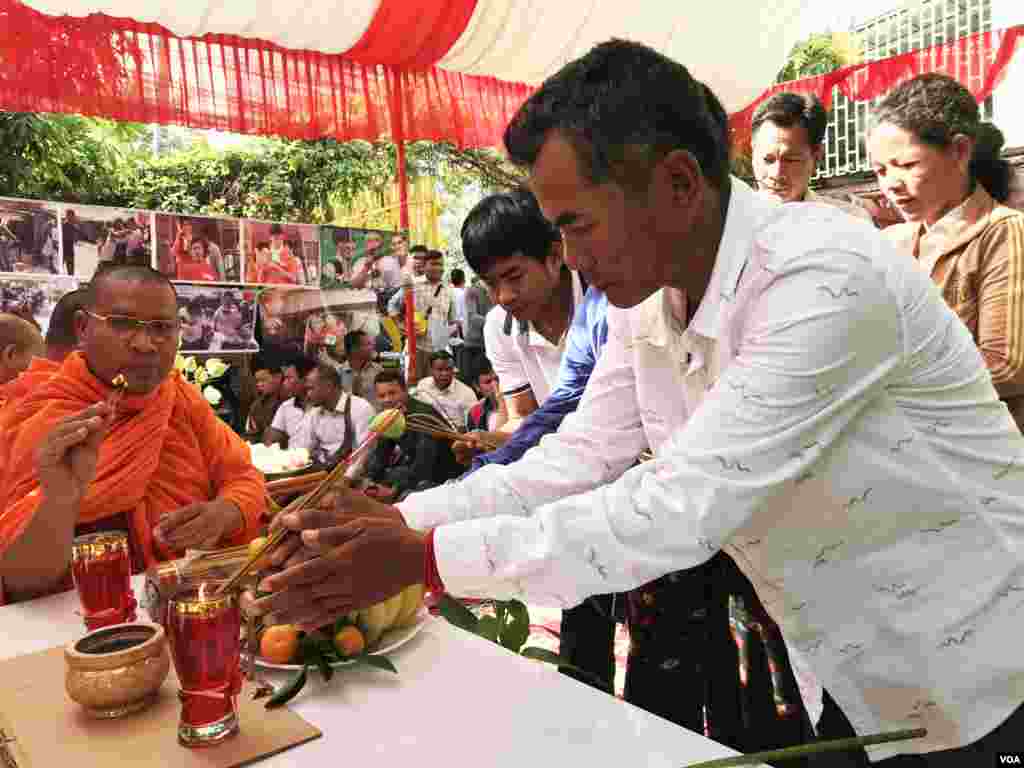 សាច់ញាតិនៃជនរងគ្រោះដែលបានស្លាប់ក្នុងហេតុការណ៍បង្ក្រាបដ៏ហិង្សាពីសំណាក់អាជ្ញាធរកាលពី៦ឆ្នាំមុន អុជធូប គោរពវិញ្ញាណក្ខន្ធដល់ជនរងគ្រោះ។ (ហ៊ុល រស្មី/ VOA)