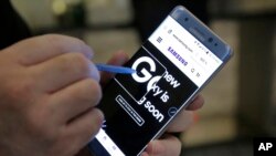 Los propietarios de los teléfonos retirados podrán reemplazarlos o solicitar la devolución completa de su dinero, dijeron reguladores estadounidenses.
