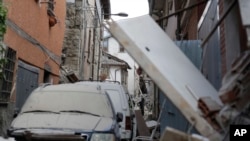 Des équipes de secours recherchent des blessés et des survivants dans les débris après un séisme a Amatrice, dans le centre de l'Italie, 24 août 2016. 
