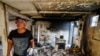 Marco Delgadillo observa los daños en su hogar tras un incendio en el barrio de El Olivar, en Viña del Mar, Chile, el lunes 5 de febrero de 2024.