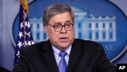 រូបឯកសារ៖ លោក William Barr រដ្ឋមន្ត្រីក្រសួងយុត្តិធម៌ ថ្លែងនៅក្នុងសន្និសីទសារព័ត៌មានមួយ នៅសេតវិមាន រដ្ឋធានីវ៉ាស៊ីនតោន កាលពីថ្ងៃទី២៣ ខែមីនា ឆ្នាំ២០២០។ 