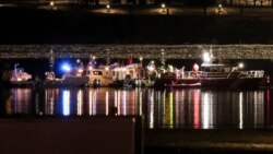 Continúan los esfuerzos para recuperar el avión y helicóptero involucrados en una colisión que mató a 67 personas el miércoles por la noche