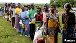 Wananchi wa Malawi wasimama katika mstari kusubiri chakula cha msaada kinachotolewa na Umoja wa Mataifa Februari 3, 2016. 