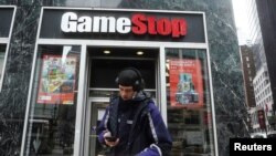Un repartidor de Fedex prepara un paquete para una tienda GameStop en el distrito de Manhattan de la ciudad de Nueva York, Nueva York, EE. UU., 27 de enero de 2021.