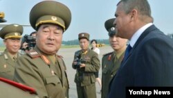 지난 2013년 6월 북한 김격식 인민군총참모장이 쿠바로 출국하기에 앞서 평양주재 쿠바정부 관계자와 악수하고 있다. (자료사진)