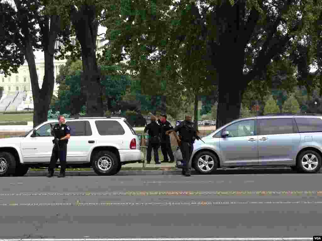 Polisi siaga di luar gedung Kongres AS di Washington DC 3/10 (foto: Dhania Iman).