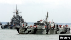 Kapal Angkatan Laut Indonesia meninggalkan pelabuhan pulau Tanjung Uban untuk operasi di Selat Malaka. (Foto: Dok)