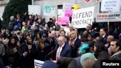 Senato Demokrat Parti Lideri Schumer, Salı günü yaptığı açıklamada, dolandırıcılık ve suistimalin ortadan kaldırılmasına yönelik çabaları desteklediğini söyledi, ancak sürecin hızını ve gizliliğini eleştirdi. 