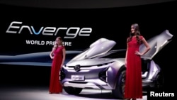 Para model berpose dengan mobil listrik GAC Enverge di North American International Auto Show, di Detroit, Michigan, 15 Januari 2018.
