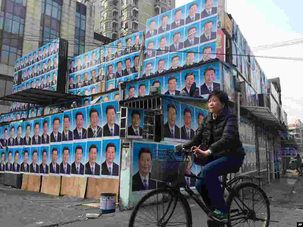 2016年3月26日,上海的一座建筑物上贴满了中国国家主席习近平的肖像。邻居说,政府要拆除这座楼以便建造地铁,楼主不同意。看来楼主是用习近平像来保驾护航,避免强拆。