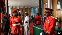 Des officiers militaires kenyans en uniforme de cérémonie montent la garde alors que le corps de l'ancien président Daniel arap Moi repose en état au bâtiment du parlement dans le centre de Nairobi, au Kenya, le 8 février 2020. (AP)