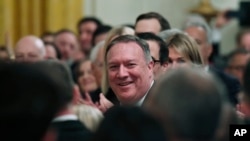 El secretario de Estado, Mike Pompeo, sonríe mientras el presidente Donald Trump habla sobre él durante un evento con el primer ministro israelí Benjamin Netanyahu en la Casa Blanca, el martes 28 de enero de 2020. Foto: AP/Susan Walsh.