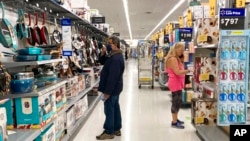 ARCHIVO - Consumidores compran en una tienda Walmart en Vernon Hills, Illinois., el 23 de mayo de 2021.
