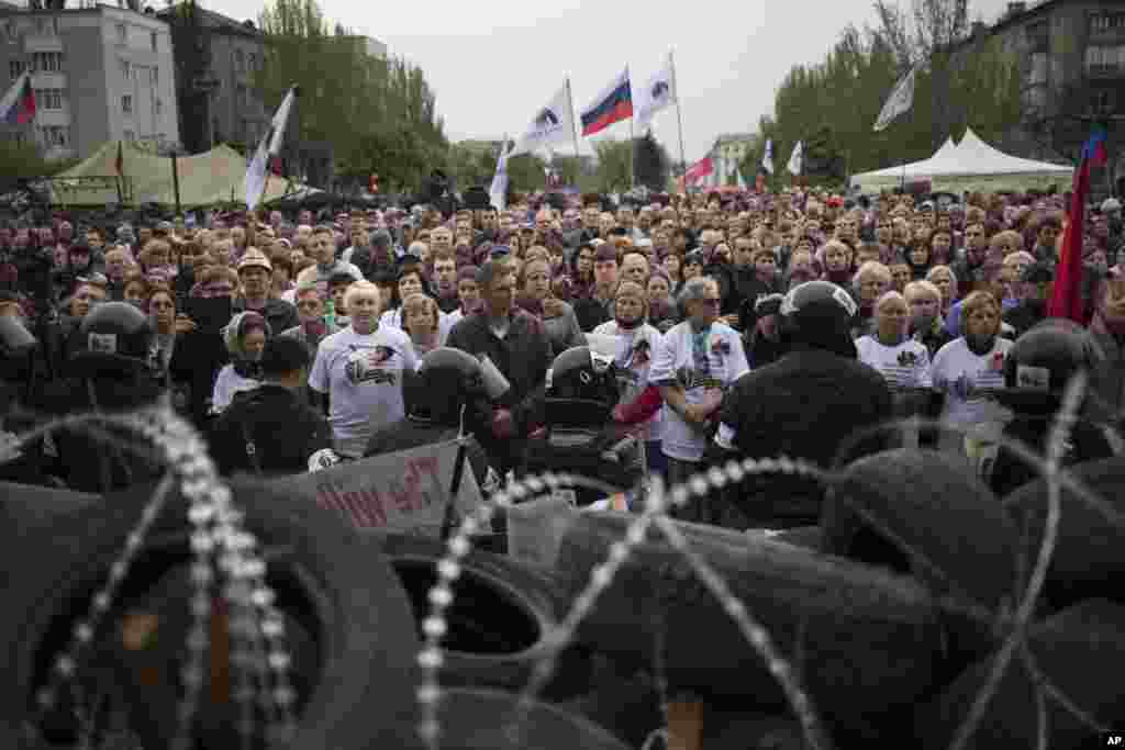 Pro-Russian protesters gather to honor fallen comrades during fighting with pro-Ukrainian activists in Odessa on Friday, at the barricades in front of the administration building in Donetsk, Ukraine, May 3, 2014.