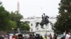 La Policía Metropolitana de Washington DC intervino para que manifestantes frente a la Casa Blanca no derribaran la estatua ecuestre del presidente Andrew Jackson. 22 de junio de 2020.