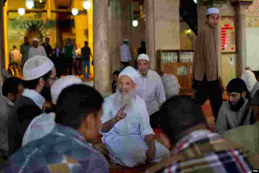 While Saudi Arabia's sacred mosque in Mecca was closed last week in an effort to contain the virus, mosques in Egypt continued to function as normal. (H. Elrasam/VOA)