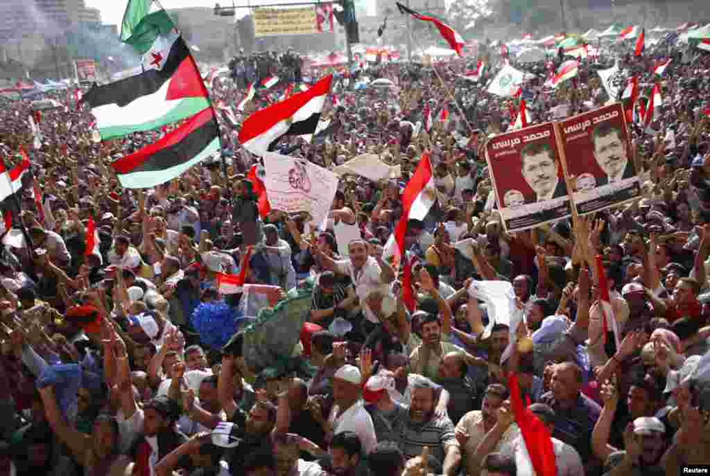 Supporters of Muslim Brotherhood's presidential candidate Mohamed Morsi celebrate his victory at Tahrir Square in Cairo, June 24, 2012. (Reuters)