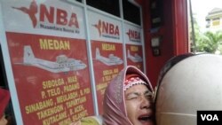 Keluarga para penumpang pesawat menangis di depan kantor PT Nusantara Buana Air (NBA) di Medan (29/9).
