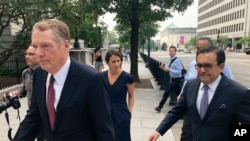 លោក Robert Lighthizer តំណាង​ពាណិជ្ជកម្ម​របស់​សហរដ្ឋ​អាមេរិក (រូប​ឆ្វេង) និង​លោក Idelfonso Guajardo រដ្ឋមន្ត្រី​សេដ្ឋកិច្ច​ម៉ិកស៊ិក​ (រូប​ស្តាំ) ដើរ​ចូល​ទៅ​ក្នុង​សេតវិមាន ក្នុង​រដ្ឋធានី​វ៉ាស៊ីនតោន កាលពី​ថ្ងៃទី២៧ ខែសីហា ឆ្នាំ២០១៨។