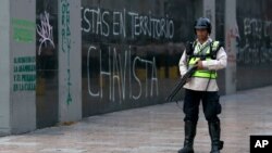 Un agente de la Guardia Nacional Bolivariana cerca del edificio de la Asamblea Nacional, donde se ha pedido la detitución del presidente Nicolás Maduro.