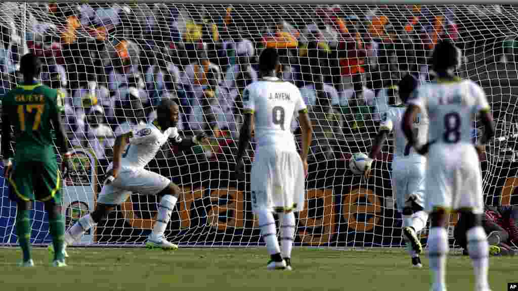 André Ayew de Ghana, deuxième à gauche, réagit après avoir transformé un pénalité lors du match de football de la Coupe d'Afrique des Nations Groupe C contre le Sénégal à Mongomo, Guinée équatoriale, lundi 19 janvier 2015.